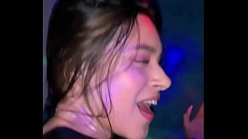 In the nightclub, a Latina teen passionately adores a strange person.