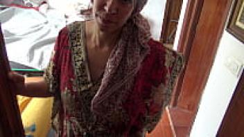 When a pervert from the United States pays a visit to a Turkish Muslim woman, she is shocked.