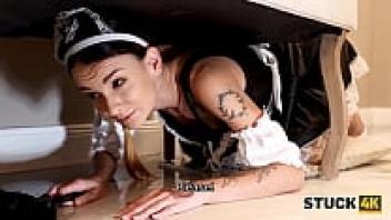 This is STUCK4K. When the boyfriend observed that his girlfriend was in a difficult situation, he decided to take her with him.