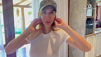 A facial performed by her nephew satisfies the yearning of an aunt who has recently divorced.