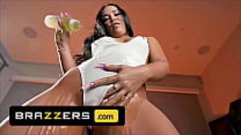 Before falling in love, (Kristina Rose, Xander Corvus) indulge in a sensual, greasy massage.