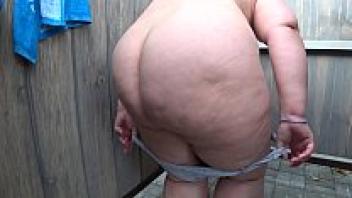 BBW is getting dressed in a public beachside changing room while sporting a large booty and tight jeans. Fetish.