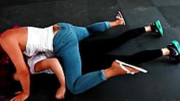 Facesitting during a hardcore catfight: pussy juice all over the face