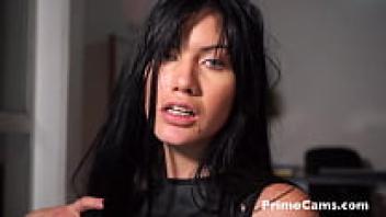 Beautiful Colombian Model Dancing to Kevin Roldan and Sech's Reggaeton