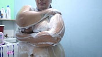 A plump Colombian girl using a squirt for masturbation