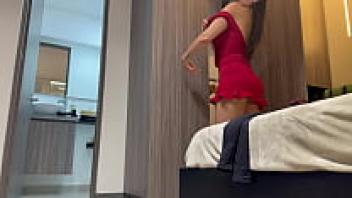 MODELO FITNESS SE DESVISTA FRENTE A LA CAMARA (SKIRT, BIG TITS, BIG ASS, LATINA).