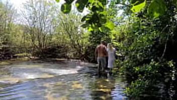 COUPLE CAUGHT WHILE HE LOVES HER IN THE ASS OUTDOOR 1 OF 2