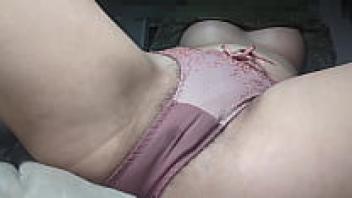 Before her menstruation, a gorgeous girl with a large bust finds it unbearable when the vibrator touches her delicate body.