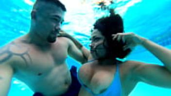 Natzinha Morena, the brunette, wanted to adore me within Mr Matusalem Pool.