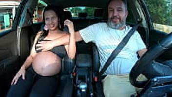 Elisa Santos becomes pregnant during the ride and gets ironed in the middle of the street.