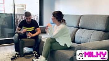 Is using Tinder to flirt and find love simple? A fan demonstrates his method for you. Look at Messi!