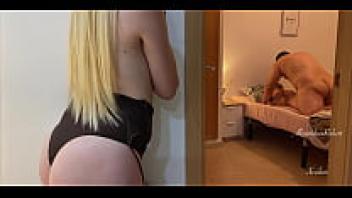 To become pregnant, an 18-year-old sister is in love with her boyfriend.