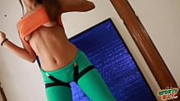 Teen with the Most Amazing Body Displaying Cameltoe in Tight Yoga Trousers