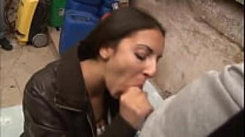 In a cellar, an Arab beauty receives affectionate treatment - beurette-videos.fr