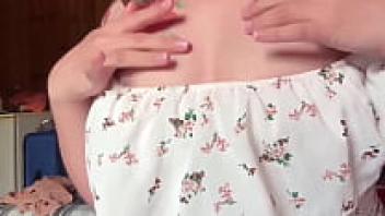 A stunning natural girl uses her fingers to masturbate her pussy.