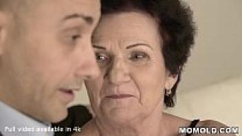 Mom's hairy pussy is severely beaten.