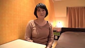 A priceless video of a pregnant Japanese MILF in a hotel
