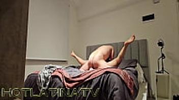 An Argentine waitress and a stranger have sex.