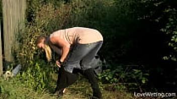 Violeta's scene of pissing