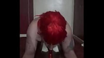 When wearing makeup, a bisexual sissy puts her ass to her mouth.