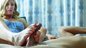 Femdom plays with a Foot Fetish SkyWalker!