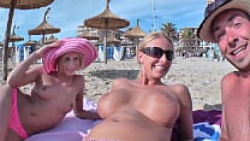 A guy on vacation in Mallorca is in love with two attractive women.