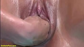 Mum is deeply oiled by the stepdaughter.