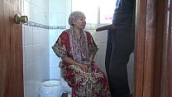 An American soldier and a lustful Turkish Muslim cuckold wife had sex in a public restroom.