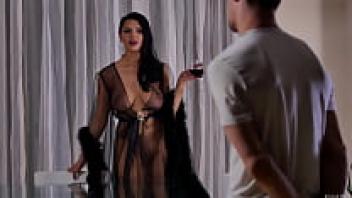 At the dinner table, Kira Queen wooed her neighbour and fell in love.