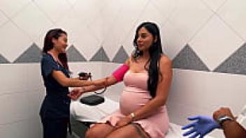 Admiring a pregnant patient during a medical examination