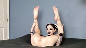 Before it's eaten, a gorgeous goth spreads her pussy! Deepthroat Facelove with a Bulging Neck and Stomach Filling!