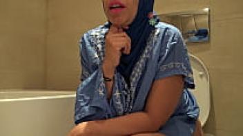 Hairy, kinky Arab milf pussy urinating