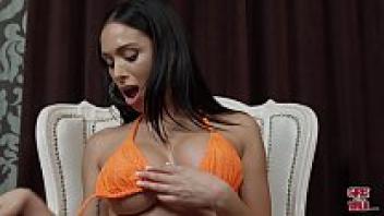 MILF Jackie Wood Masturbates in a Bikini: Girls Gone Wild