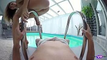 Mary Kalisy of NAUGHTY BLONDE SWIMMER gives a head in a pool on the TMW VR nett.