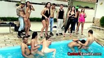 At the babe pool, the actresses' party turns into Suruba. Sandy, Mirella. Soraya. Sarah. Dudley and Polly