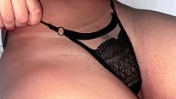 Hottie flaunting her sexy pussy