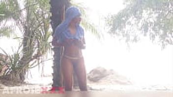 A black girl in public wiggling her nude ass