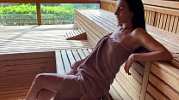 In a sauna, a gorgeous brunette falls in love with a stranger.