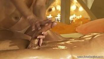 Blonde MILF Babe, Tuerische Massage