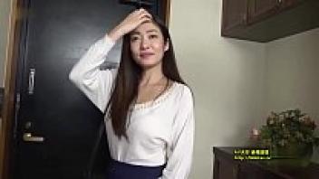 On a business trip out of town, I'm seeking for a woman at a hotel for 500 yuan with 24-hour on-site service. She's gorgeous, has experience working in a club, and is highly knowledgeable about different props.