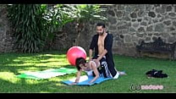 The yoga instructor inserts his penis inside Fernanda.