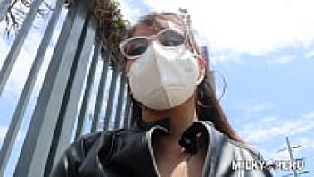 Mariana, a college student who has been showered with presents, wants to have sex in public.