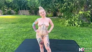 Winner loves losers in a blonde Threeway's heated sexual altercation