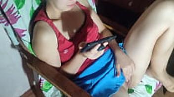 A Korean girl chose to view porn at night, became aroused, and began to masturbate.