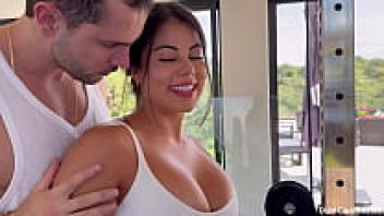 At the gym, Steffy Moreno hooks up with a ripped man.